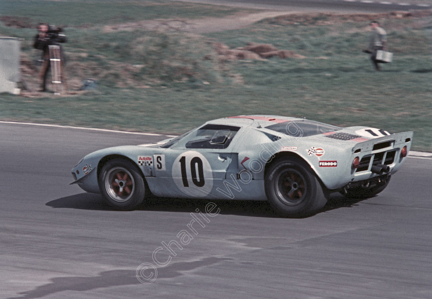 19690413-8 
 Keywords: BOAC, Brands Hatch, Ford GT40